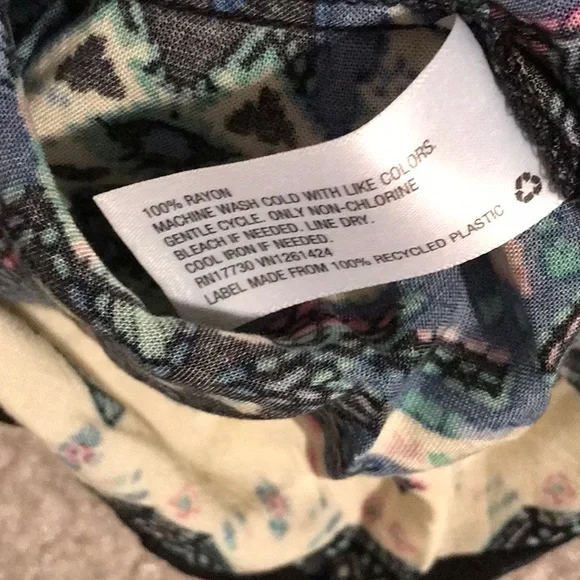 Sleeveless v neck dress with pockets - Picture 4 of 5